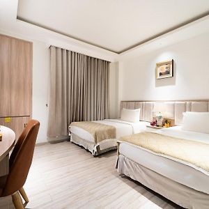 Deluxe Twin Room Bathtub Internal View